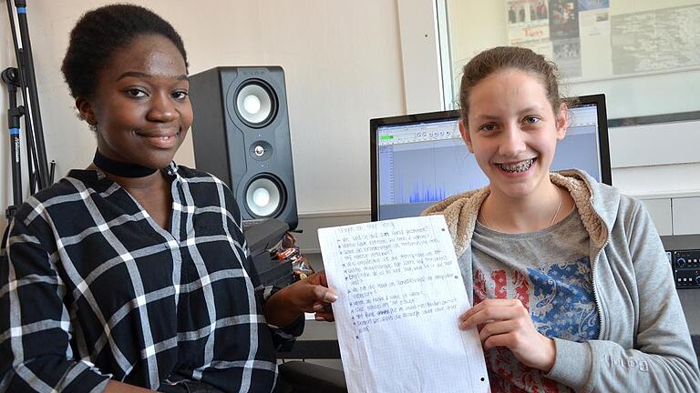 Joy Schwab (links) und Vivienne Eller befragten einen spirituellen Leiter des Benediktushofs zum Thema &bdquo;Stille&ldquo;.