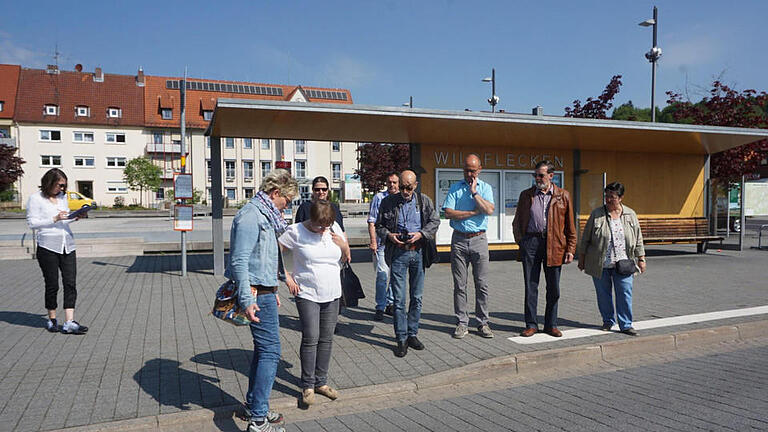 Ortsbegehung in Wildflecken an der Bushaltestelle (von links) : Antje Rink, Gabriele Rüttiger, Nicole Müller, Allianzmanagerin Michaela Schleiffer, Willi Mathes, Helmut Beck, Bürgermeister Gerd Kleinhenz, Alfons Holzheimer und Ehrentraud May. Foto: Marion Eckert - Ortsbegehung in Wildflecken an der Bushaltestelle (von links) : Antje Rink, Gabriele Rüttiger, Nicole Müller, Allianzmanagerin Michaela Schleiffer, Willi Mathes, Helmut Beck, Bürgermeister Gerd Kleinhenz, Alfons Holzheimer und Ehrentraud May. Foto: Marion Eckert Ortsbegehung in Wildflecken an der Bushaltestelle (von links) : Antje Rink, Gabriele Rüttiger, Nicole Müller, Allianzmanagerin Michaela Schleiffer, Willi Mathes, Helmut Beck, Bürgermeister Gerd Kleinhenz, Alfons Holzheimer und Ehrentraud May. Foto: Marion Eckert - Ortsbegehung in Wildflecken an der Bushaltestelle (von links) : Antje Rink, Gabriele Rüttiger, Nicole Müller, Allianzmanagerin Michaela Schleiffer, Willi Mathes, Helmut Beck, Bürgermeister Gerd Kleinhenz, Alfons Holzheimer und Ehrentraud May. Foto: Marion Eckert