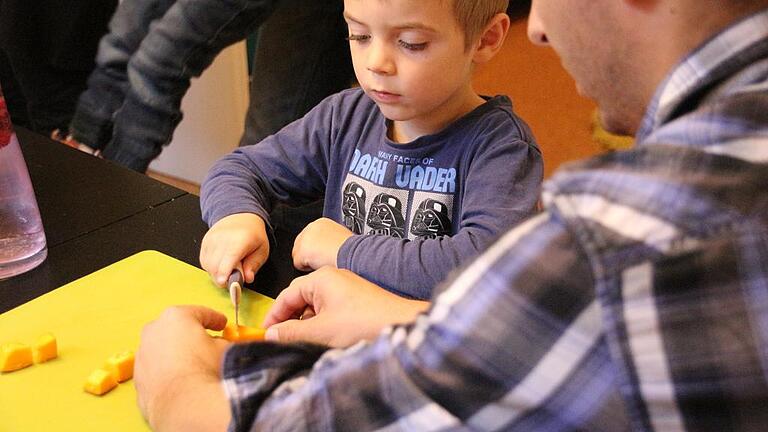 Mit etwas Hilfe können schon die Kleinsten beim Kochen helfen. Beim Kurs &bdquo;Ich koche mit Papa&ldquo; im Familienstützpunkt Kitzingen lernen Väter und Kinder, wie das geht. Foto: Martin Nefzger