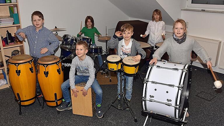 Zwei Percussion-Ensembles mit sieben Schlagwerkschülern von Joachim Göbel von JoGoMusik in Wonfurt haben beim Regionalwettbewerb &bdquo;Jugend musiziert&ldquo; in der Altersgruppe IB jeweils einen ersten Preis errungen. Das Bild zeigt (vorne von links) Tobias Buhlheller, Laurin Klement, Tim Rothländer und Angelina Knapp sowie (hinten von links) Leon Grünewald und Ulla Wetterich. Es fehlt Paul Wißmüller.Ulrike Langer