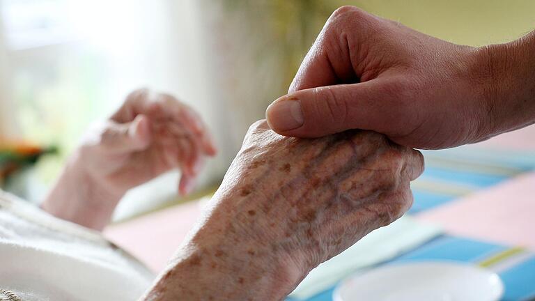 In einer Pflegeeinrichtung (Symbolbild) im Landkreis Haßberge ist eine 96-jährige Frau gestorben, die mit dem Coronavirus infiziert war. In einer Pflegeeinrichtung (Symbolbild) im Landkreis Haßberge ist eine 96-jährige Frau gestorben, die mit dem Coronavirus infiziert war.