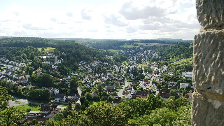 Alle Wohngebiete in Eltmann und den Stadtteilen (hier ein Blick in Richtung Weingartenstraße und In den Weingärten in Eltmann-Süd) prüft die Stadtverwaltung bezüglich Einrichtung von Tempo-30-Zonen. Zunächst umgesetzt wird eine solche Zone im Bereich Wallburgstraße/Am Hahn.