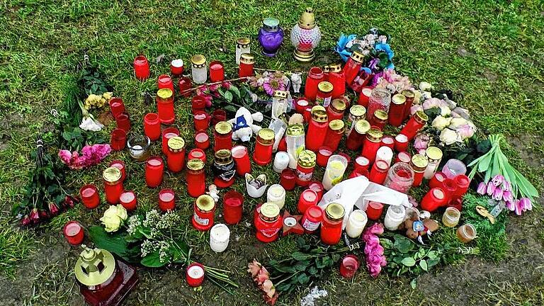 Ausdruck der Trauer: An der Stelle in Unterschleichach, wo an Neujahr gegen 1 Uhr das tödliche Projektil eines Kleinkaliberrevolvers Janina traf, stehen etliche Kerzen, die an das Mädchen erinnern. Ausdruck der Trauer: An der Stelle in Unterschleichach, wo an Neujahr gegen 1 Uhr das tödliche Projektil eines Kleinkaliberrevolvers Janina traf, stehen etliche Kerzen, die an das Mädchen erinnern.