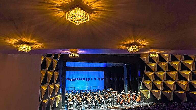 Festkonzert vor ausverkauftem Haus: Die Anhaltische Philharmonie Dessau spielte zum 50. Geburtstag des Theaters der Stadt Schweinfurt Beethovens 9. Symphonie und erntete dafür lange anhaltenden Applaus. Festkonzert vor ausverkauftem Haus: Die Anhaltische Philharmonie Dessau spielte zum 50. Geburtstag des Theaters der Stadt Schweinfurt Beethovens 9. Symphonie und erntete dafür lange anhaltenden Applaus.