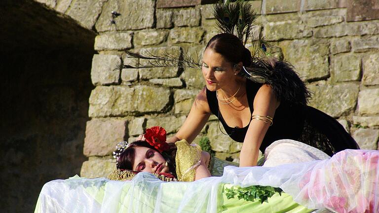 Elfenkönig Oberon (Sandra Eichelbrönner-Fickert) will sich seine Gattin Titania (Steffi Dietrich) mittels eines Liebeskrauts gefügig machen. Foto: Winfried Ehling - Elfenkönig Oberon (Sandra Eichelbrönner-Fickert) will sich seine Gattin Titania (Steffi Dietrich) mittels eines Liebeskrauts gefügig machen. Foto: Winfried Ehling Elfenkönig Oberon (Sandra Eichelbrönner-Fickert) will sich seine Gattin Titania (Steffi Dietrich) mittels eines Liebeskrauts gefügig machen. Foto: Winfried Ehling - Elfenkönig Oberon (Sandra Eichelbrönner-Fickert) will sich seine Gattin Titania (Steffi Dietrich) mittels eines Liebeskrauts gefügig machen. Foto: Winfried Ehling