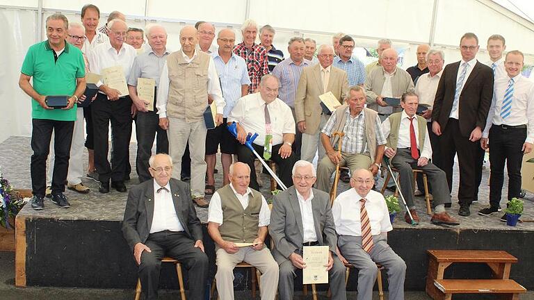 Zum 70-jährigen Bestehen ehrte der TSV Geiselwind eine Vielzahl an Mitgliedern für ihre Treue zum TSV. Auf dem Bild sind die Mitglieder, die 50 und mehr Jahre beim Verein sind.