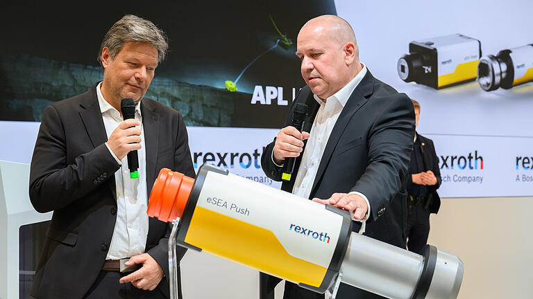 Hannover Messe 2024.jpeg       -  Auf der Hannover Messe informiert sich Wirtschaftsminister Robert Habeck (links) über Klimaschutz-Technologien, hier zusammen mit Steffen Haack, Vorstand von Bosch Rexroth.