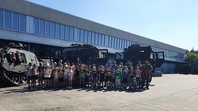 Die Kinder der Gemeinde Kolitzheim gemeinsam mit den ehrenamtlichen Betreuern und Soldaten der Bundeswehr Volkach.