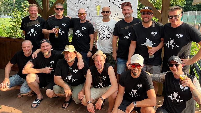 Das Meisterschaftsbild der DJK Karbach – inklusive René Mandal (in Weiß) und einer Herzschlagkurve auf den T-Shirts. Das Meisterschaftsbild der DJK Karbach – inklusive René Mandal (in Weiß) und einer Herzschlagkurve auf den T-Shirts.