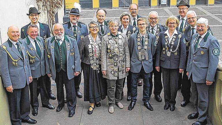 Vogelschuss ist eröffnet: Bei der traditionellen Eröffnung des Vogelschusses wurden zahlreiche Schützen geehrt. Im Bild (hinten von links) Rüdiger Köhler (Schriftführer), Erster Gau-Schützenmeister Norbert Mahr, Heinz Lang, Karin Schuler, Roland Hartmann, Volker Buchner (Erster Schützenmeister), Mathias Ritzmann (Schatzmeister) und (vorne von links) Ehrenschützenmeister Klaus Baumbach, Ludwig Bandorf, Klaus Peter, Silvesterkönigin Michaela Hobner, Vogelkönigin Christine Viemann, Lutz Beselmüller (Zweiter Schützenmeister), Gaukönigin Ingrid Diekhoff und und Bürgermeister Karl-Heinz Kauczok.