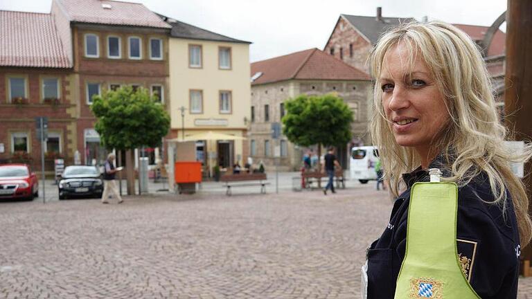 Karola Kuhn gehört zur Sicherheitswacht in Bad Kissingen. Vielleicht ist sie bald aber auch auf Hammelburger Plätzen zu sehen. Foto: Arkadius Guzy - Karola Kuhn gehört zur Sicherheitswacht in Bad Kissingen. Vielleicht ist sie bald aber auch auf Hammelburger Plätzen zu sehen. Foto: Arkadius Guzy Karola Kuhn gehört zur Sicherheitswacht in Bad Kissingen. Vielleicht ist sie bald aber auch auf Hammelburger Plätzen zu sehen. Foto: Arkadius Guzy - Karola Kuhn gehört zur Sicherheitswacht in Bad Kissingen. Vielleicht ist sie bald aber auch auf Hammelburger Plätzen zu sehen. Foto: Arkadius Guzy