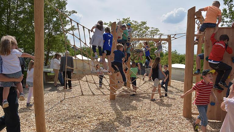 Klettern in der Pause: Das ist ab sofort in der Grundschule in Großrinderfeld möglich.