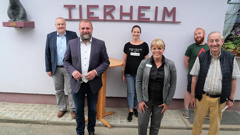 Eine Abordnung des Landratsamts besuchte jüngst das Tierheim Würzburg: (von links) Tobias Reitzenberger vom Ordnungs- und Gewerbeamt, Landrat Thomas Eberth, Tierheimleiterin Anja Schneider, die Leiterin des Geschäftsbereichs 1 Kommunales und Sicherheit Mira dos Santos Brandão, Tierpfleger Maxim Iochim und der Vorsitzende des Tierschutzvereins Würzburg und Umgebung, Reinhard Dötzer.