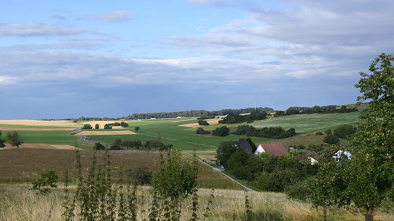 Blick über das geplante Neubaugebiet Messingheilfeld. Am Horizont die A 3, an der die Gemeinde Uettingen ein Windkraft-Vorranggebiet ausweisen lassen will.