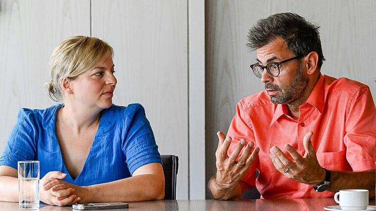 Grünen-Fraktionschefin Katharina Schulze und Miltenbergs Grünen-Landrat Jens Marco Scherf beim Gespräch über die aktuelle Migrationspolitik - und die Nöte der Kommunen. Grünen-Fraktionschefin Katharina Schulze und Miltenbergs Grünen-Landrat Jens Marco Scherf beim Gespräch über die aktuelle Migrationspolitik - und die Nöte der Kommunen.