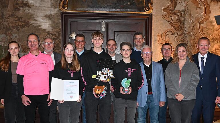 Die Robotikgruppe der Realschule mit Teamleiter Daniel Cura, Lena Maier, Ole Rechenberg und Fabian Stenger (Zweiter bis Fünfter von links) hat den Zukunftspreis 2024 der Stadt Marktheidenfeld gewonnen. Mit ihnen freuten sich bei der Verleihung Bürgermeister Thomas Stamm (rechts), Wirtschaftsförderin Johanna Ebersbach (links) sowie die Anerkennungspreisträger und die Jurymitglieder. Die Robotikgruppe der Realschule mit Teamleiter Daniel Cura, Lena Maier, Ole Rechenberg und Fabian Stenger (Zweiter bis Fünfter von links) hat den Zukunftspreis 2024 der Stadt Marktheidenfeld gewonnen. Mit ihnen freuten sich bei der Verleihung Bürgermeister Thomas Stamm (rechts), Wirtschaftsförderin Johanna Ebersbach (links) sowie die Anerkennungspreisträger und die Jurymitglieder.