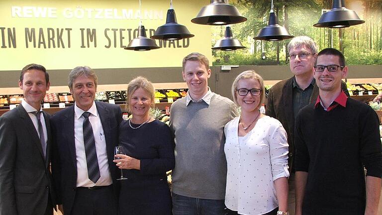 Bürgermeister Thorsten Wozniak (links) und Pfarrer Reiner Apel (Zweiter von rechts) gratulieren zur Rewe-Eröffnung dem Seniorchef Günter Götzelmann, dessen Frau Margit, Sohn Kai, Nora Walter (Marktleiterin Schwebheim) und Marcus Braun (Marktleiter Gerolzhofen). Bürgermeister Thorsten Wozniak (links) und Pfarrer Reiner Apel (Zweiter von rechts) gratulieren zur Rewe-Eröffnung dem Seniorchef Günter Götzelmann, dessen Frau Margit, Sohn Kai, Nora Walter (Marktleiterin Schwebheim) und Marcus Braun (Marktleiter Gerolzhofen).