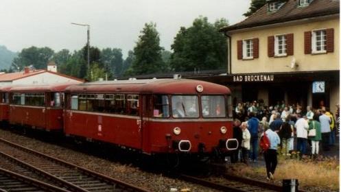 Da rollte die Eisenbahn noch durchs Sinntal: Das Bild entstand im Jahr 1998 und zeigt einen dreiteiligen Schienenbus im Bahnhof Bad Brückenau. Foto: Archiv Jürgen Lieb - Da rollte die Eisenbahn noch durchs Sinntal: Das Bild entstand im Jahr 1998 und zeigt einen dreiteiligen Schienenbus im Bahnhof Bad Brückenau. Foto: Archiv Jürgen Lieb Da rollte die Eisenbahn noch durchs Sinntal: Das Bild entstand im Jahr 1998 und zeigt einen dreiteiligen Schienenbus im Bahnhof Bad Brückenau. Foto: Archiv Jürgen Lieb - Da rollte die Eisenbahn noch durchs Sinntal: Das Bild entstand im Jahr 1998 und zeigt einen dreiteiligen Schienenbus im Bahnhof Bad Brückenau. Foto: Archiv Jürgen Lieb