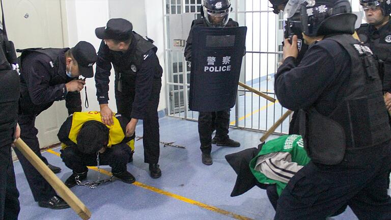 Dokumente und Bilder belegen nun die Unterdrückung: Systematisch werden Uiguren in staatlichen chinesischen Internierungslagern misshandelt.