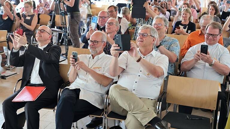 Das Diözesanforum gab im Juni im Würzburger Burkardushaus ein Votum für die Leitlinien zur Entwicklung der Strategischen Ziele ab. Bischof Franz Jung (vorne links) hat sie nun unterschrieben. Michael Wolf (vorne rechts), Vorsitzender des Diözesanrats, ist Mitglied der Strategiegruppe.