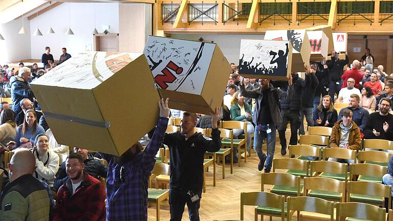 Als Mitarbeitende die unterschriebenen Kisten in die Oskar-Herbig-Halle trugen, brandete Applaus unter den Versammlungsbesuchern auf.