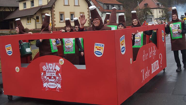 Ausgefallene Wägen säumten die Hauptstraße von Hafenlohr, zum Beispiel dieser überdimensionale Bierkasten.