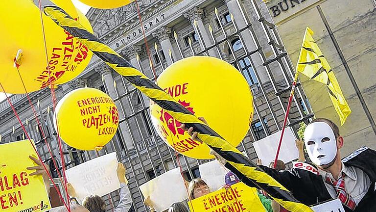 Vor dem Bundesrat: Sie demonstrieren gegen die Kürzung der Solarförderung.