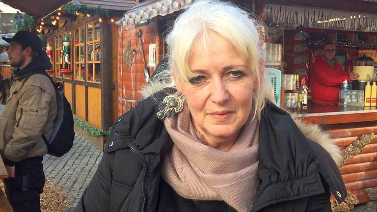 Nach Lkw-Anschlag: Wie ist die Stimmung auf den Weihnachtsmärkten in der Region?       -  Ute Kirtz (52) aus Eckartshausen auf dem Schweinfurter Weihnachtsmarkt.