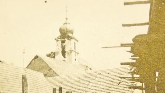 Blick von den naheliegenden Häusern auf den stark beschädigten Turm der Pfarrkirche.