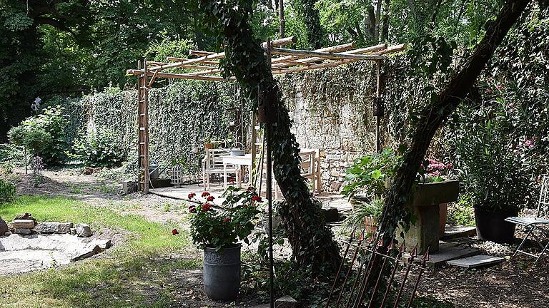 Persönliche Rückzugsorte zwischen Bäumen und alten Mauern. Auch Henriette Dornberger hat sich persönliche Liegblingsplätze gebaut, denn jeder hat das Recht sich ein eigenes kleines Paradies zu schaffen. Persönliche Rückzugsorte zwischen Bäumen und alten Mauern. Auch Henriette Dornberger hat sich persönliche Liegblingsplätze gebaut, denn jeder hat das Recht sich ein eigenes kleines Paradies zu schaffen.