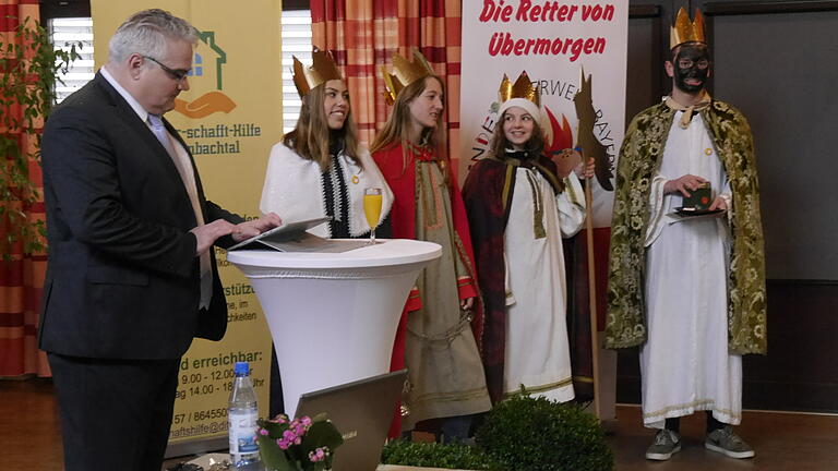 Mit Segensworten ins neue Jahr: Bürgermeister Willi Warmuth begrüßte im Pfarrheim Hambach auch eine Sternsinger-Gruppe der Ministranten.