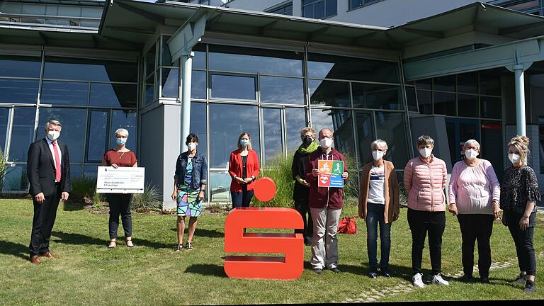 Offizielle Spendenübergabe der diesjährigen Rhön-Grabfelder Fitnesstage. Das Foto zeigt (von links): Sparkassen-Vorstand Klaus Grenzer, Marketing-Leiterin Bianca Simon, Judith Machlet (Pflegedienstleiterin Elisabetha-Spital), Kornelia Siebenschuck (stellvertretende Einrichtungsleiterin BRK-Heim), Angelika Ochs (Geschäftsführerin der beiden Mellrichstädter Seniorenheime St. Niklas und Franziska Streitel) sowie Stefan Märkert, Ramona Bochnig, Edith Weigand und Helene Schmitt aus dem Lebenshilfe-Wohnheim Unterweißenbrunn mit Gruppenleiterin Selina Zink.