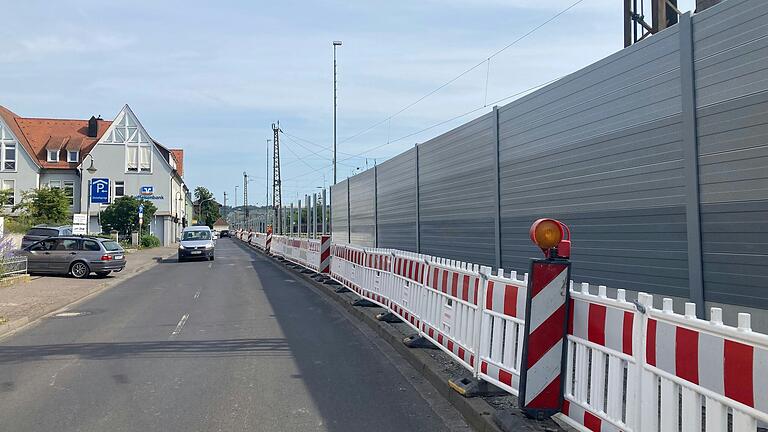 Die ersten Elemente der Schallschutzwand entlang der Bahnlinie in Karlstadt stehen. Jetzt zeigt sich, wie das fertige Bauwerk aussieht. Die ersten Elemente der Schallschutzwand entlang der Bahnlinie in Karlstadt stehen. Jetzt zeigt sich, wie das fertige Bauwerk aussieht.