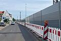 Die ersten Elemente der Schallschutzwand entlang der Bahnlinie in Karlstadt stehen. Jetzt zeigt sich, wie das fertige Bauwerk aussieht.
