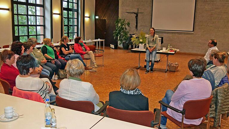 Apothekerin Katharina Mantel informierte die Ortsbäuerinnen im Landkreis Würzburg über den Kräutergarten für alle Sinne im Kloster Oberzell. Apothekerin Katharina Mantel informierte die Ortsbäuerinnen im Landkreis Würzburg über den Kräutergarten für alle Sinne im Kloster Oberzell.