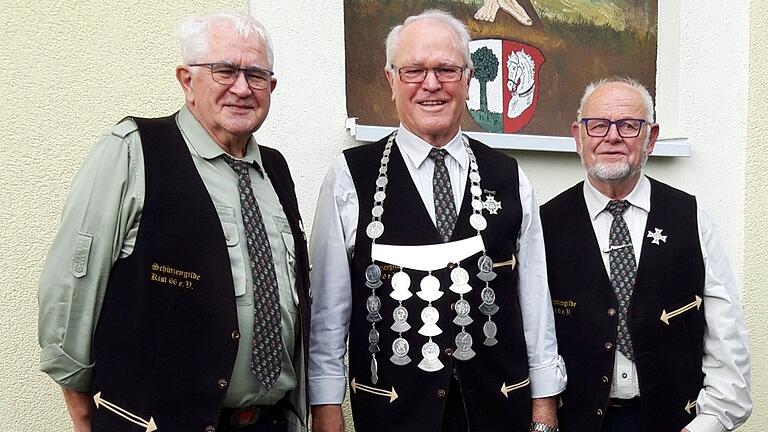 Albin Schmitt (Mitte) ist der neue Schützenkönig von Kist. Ihm zur Seite stehen 1. Ritter Rainer Sachs (links) und 2. Ritter Gerhard Stöcker. Albin Schmitt (Mitte) ist der neue Schützenkönig von Kist. Ihm zur Seite stehen 1. Ritter Rainer Sachs (links) und 2. Ritter Gerhard Stöcker.