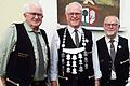 Albin Schmitt (Mitte) ist der neue Schützenkönig von Kist. Ihm zur Seite stehen 1. Ritter Rainer Sachs (links) und 2. Ritter Gerhard Stöcker.