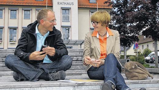 Einsatz für die Region: Matthias Endres und Cordula Kuhlmann vor dem Wildfleckener Rathaus. Ulrike Müller Einsatz für die Region: Matthias Endres und Cordula Kuhlmann vor dem Wildfleckener Rathaus. Ulrike Müller