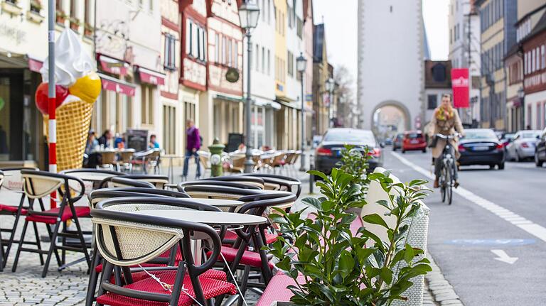 Ungewöhnlich: In der Haßfurter Hauptstraße dürfen die Radler gegen die Einbahnstraße fahren. Das sind vor allem Auswärtige nicht gewohnt. Ungewöhnlich: In der Haßfurter Hauptstraße dürfen die Radler gegen die Einbahnstraße fahren. Das sind vor allem Auswärtige nicht gewohnt. 