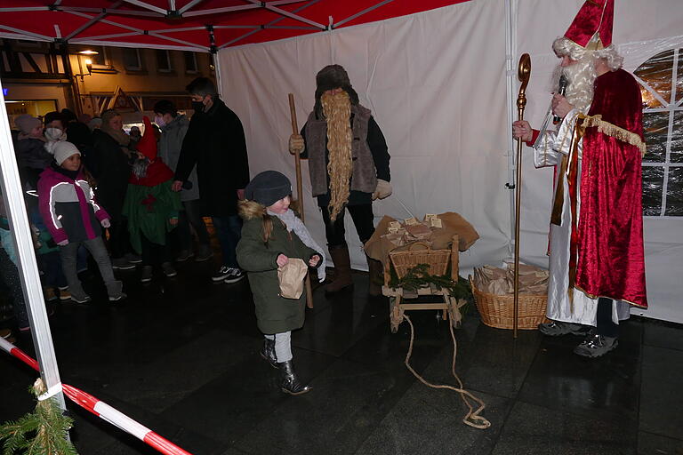 Im Pavillon wartete der Nikolaus mit seinem Knecht Ruprecht, um die Kinder zu bescheren. Im Pavillon wartete der Nikolaus mit seinem Knecht Ruprecht, um die Kinder zu bescheren.