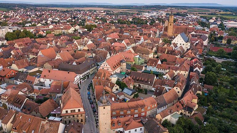 Blick auf die Dächer der Volkacher Altstadt von Norden her (Foto vom April 2021). Photovoltaikanlagen wurden dort bislang nur im von der Straße nicht einsehbaren Bereich als Ausnahmen genehmigt. Blick auf die Dächer der Volkacher Altstadt von Norden her (Foto vom April 2021). Photovoltaikanlagen wurden dort bislang nur im von der Straße nicht einsehbaren Bereich als Ausnahmen genehmigt.
