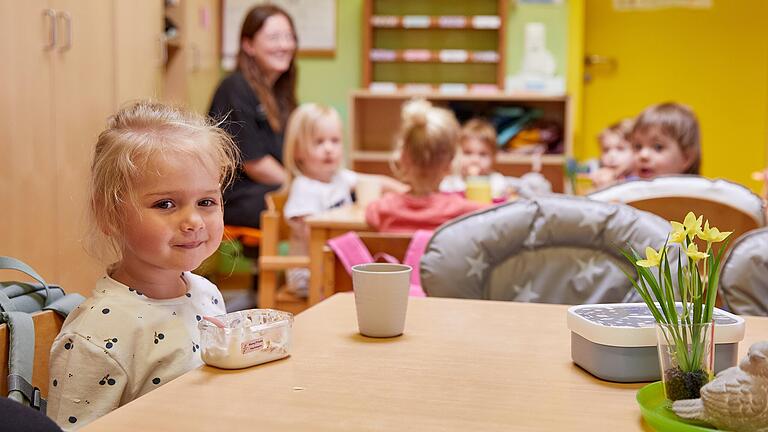 Frühstückpause in der Krippe: Die Kleinsten der Kita bekommen gerade ihr zweites kleines Frühstück.