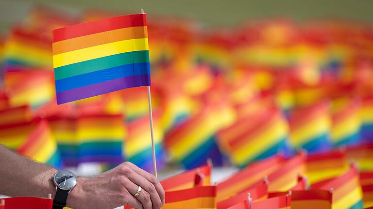 Grabenkämpfe um Gender-Themen bei den Vereinten Nationen       -  Auch gegen die Regenbogenfahne wurde bei den Vereinten Nationen schon protestiert. Sie symbolisiert Toleranz gegenüber allen Menschen, die sich nicht im traditionellen Rollenbild zwischen Mann und Frau sehen. (Archiv)