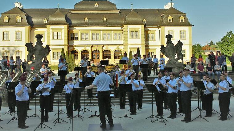 Heeresmusiker begeisterten mit einem Serenadenkonzert       -  (gz)   Ein imposantes Bild bot sich im Veitshöchheimer Hofgarten, als die über 50 Profi-Musiker des Heeresmusikkorps Veitshöchheim bei der &bdquo;Woche der Militärmusik&ldquo; vor der Schlosstreppe ein anderthalbstündiges Konzert gaben. Den über 500 Besuchern bot sich ein außergewöhnliches Bild vor der Traumkulisse des von der Abendsonne angestrahlten Schlosses. Oberstleutnant Roland Kahle, Dirigent der Heeresmusiker, führte kurzweilig durch das Reich der Marschmusik, angereichert mit Anekdoten und interessanten Neuigkeiten aus dem Bereich der Bundeswehr. Furios war auch der Auftakt mit Fanfarenklängen. In der ersten Hälfte des Programms dominierten die Märsche wie der ins Ohr gehende &bdquo;Friedericus Rex Grenadiermarsch&ldquo; und der zackige &bdquo;Präsentier-Marsch&ldquo; aus dem Jahr 1817. So richtig zum Genießen: Bei dem Stück &bdquo;Over the Rainbow&ldquo; (Harold Arlen) spielte Oberstabsfeldwebel Michael Heinlein virtuos am Flügelhorn auf, von den Zuhörern mit großem Applaus bedacht.