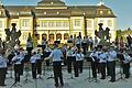 Heeresmusiker begeisterten mit einem Serenadenkonzert       -  (gz)   Ein imposantes Bild bot sich im Veitshöchheimer Hofgarten, als die über 50 Profi-Musiker des Heeresmusikkorps Veitshöchheim bei der &bdquo;Woche der Militärmusik&ldquo; vor der Schlosstreppe ein anderthalbstündiges Konzert gaben. Den über 500 Besuchern bot sich ein außergewöhnliches Bild vor der Traumkulisse des von der Abendsonne angestrahlten Schlosses. Oberstleutnant Roland Kahle, Dirigent der Heeresmusiker, führte kurzweilig durch das Reich der Marschmusik, angereichert mit Anekdoten und interessanten Neuigkeiten aus dem Bereich der Bundeswehr. Furios war auch der Auftakt mit Fanfarenklängen. In der ersten Hälfte des Programms dominierten die Märsche wie der ins Ohr gehende &bdquo;Friedericus Rex Grenadiermarsch&ldquo; und der zackige &bdquo;Präsentier-Marsch&ldquo; aus dem Jahr 1817. So richtig zum Genießen: Bei dem Stück &bdquo;Over the Rainbow&ldquo; (Harold Arlen) spielte Oberstabsfeldwebel Michael Heinlein virtuos am Flügelhorn auf, von den Zuhörern mit großem Applaus bedacht.