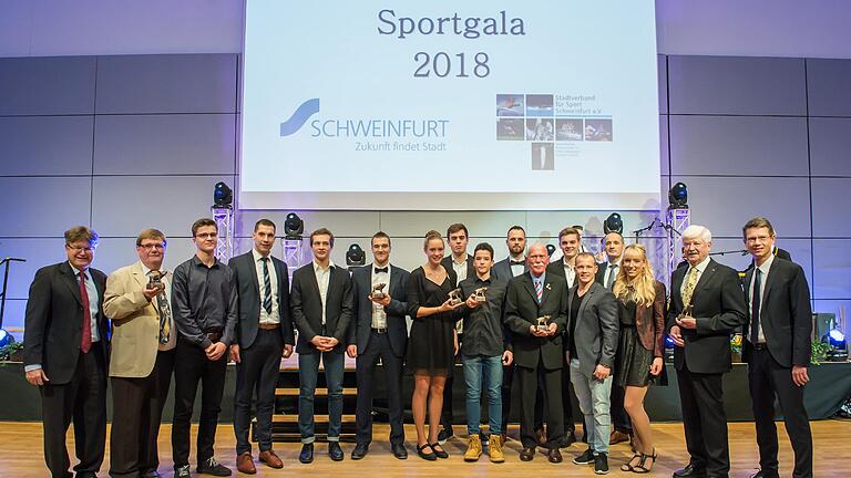 Die Stadt Schweinfurt ehrte ihre besten Sportler und Teams mit der Verleihung der Felixe. Von links: Jürgen Montag (Sportreferent Stadt Schweinfurt), Gerd Adelmann (Vorsitzender FTS, Felix für die Jugendarbeit), Frederick Kuhn, David Kiesel, Hans Appel, Florian Staudt (Triathlon TG 48, Mannschaft des Jahres), Jana Vollert (Sportlerin des Jahres), Stefan Betz (Triathlet), Lorenz Grimm (Sportler des Jahres), Julian Bohn (Triathlet), Udo Hofer (Karate, Sonderpreis), Christian Betz, Fabian Hambüchen (Turnlegende und Ehrengast), Markus Schmitz (Trainer der Triathlen), Janine Berger (Turnerin und Ehrengast), Karl-Heinz Kauczok (Felix für sein Lebenswerk) und OB Sebastian Remelé.