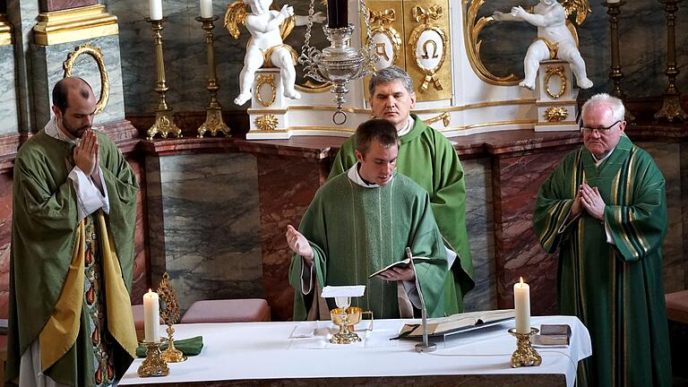 Father Ryan (Mitte) beim Hochgebet in Englischer Sprache.