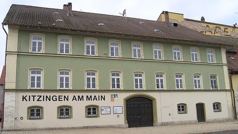 Das Kitzinger Bürgerzenrum in der Schrannenstraße soll zum Hotel umgebaut werden. Die dort untergebrachten Vereine müssen ausziehen. Das Kitzinger Bürgerzenrum in der Schrannenstraße soll zum Hotel umgebaut werden. Die dort untergebrachten Vereine müssen ausziehen.