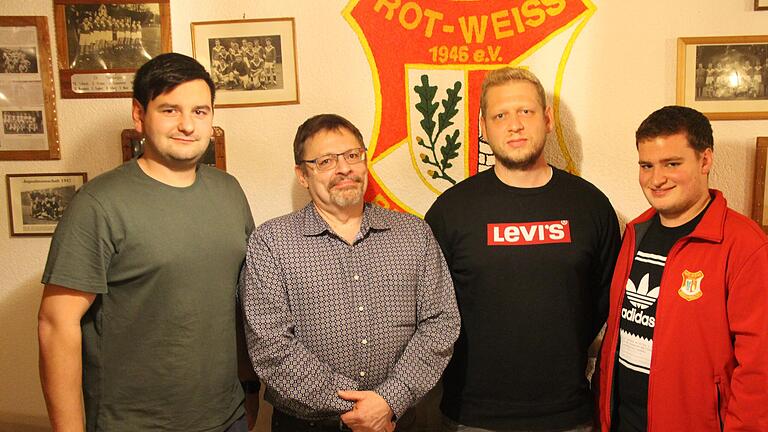 Das Foto zeigt die neu formierte Vereinsführung von Rot-Weiß Bischbrunn (von links): Leiter Vereinssport Dominik Beeger, Leiter Finanzen Dietmar Aulbach, Leiter Veranstaltungen Christian Voss (Neu) und Leiter Öffentlichkeitsarbeit Max Scholz.