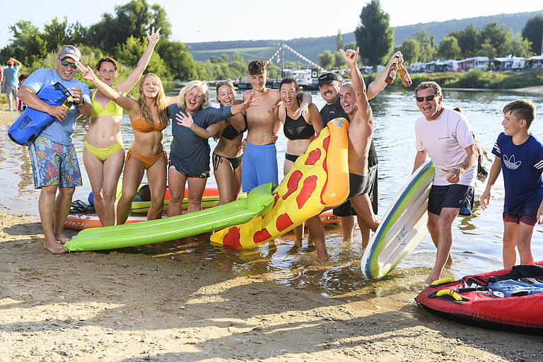 Mit Surfbrettern und bunten Luftmatratzen landen knapp ein Dutzend Menschen an der Liegewiese in Nordheim.&nbsp;